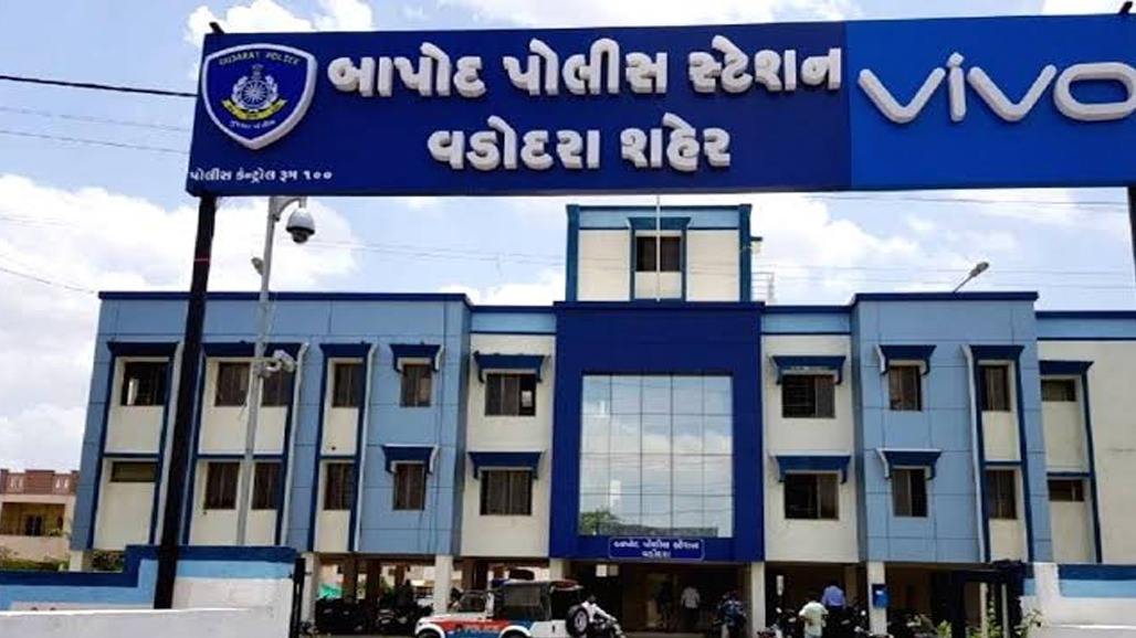 લોન નહિં ભરનાર દંપતીએ મકાનનું સીલ તોડી ઘરમાં ગેરકાયદે કબજો લઈ લીધો