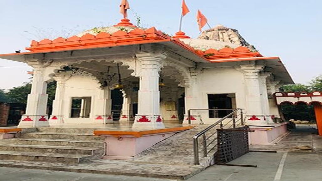 વડોદરા શહેરમાં VVIP માટે રસ્તા ચકાચક, ભક્તો માટે બિસ્માર કેમ?