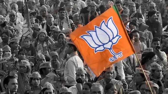 સુરતમાં ભાજપના નેતાઓના જાહેર વિવાદમાં કાર્યવાહીને બદલે સમાધાન થતાં સવાલો ઊભા થયા