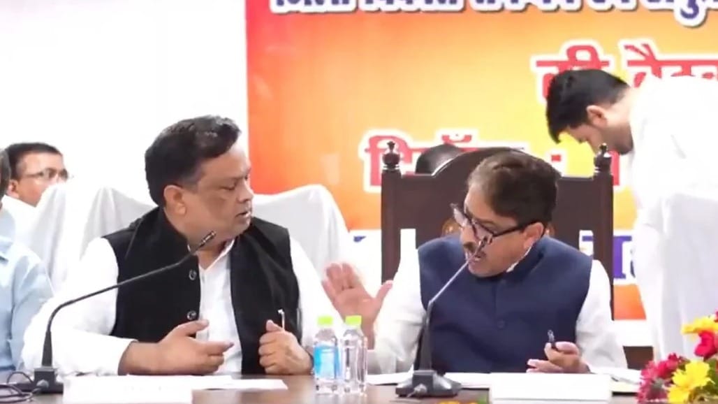 સાંસદ અને ધારાસભ્ય વચ્ચે બેઠકમાં ઉગ્ર બોલાચાલી, 'અમે ચા-ભજીયાં ખાવા નથી આવ્યા'