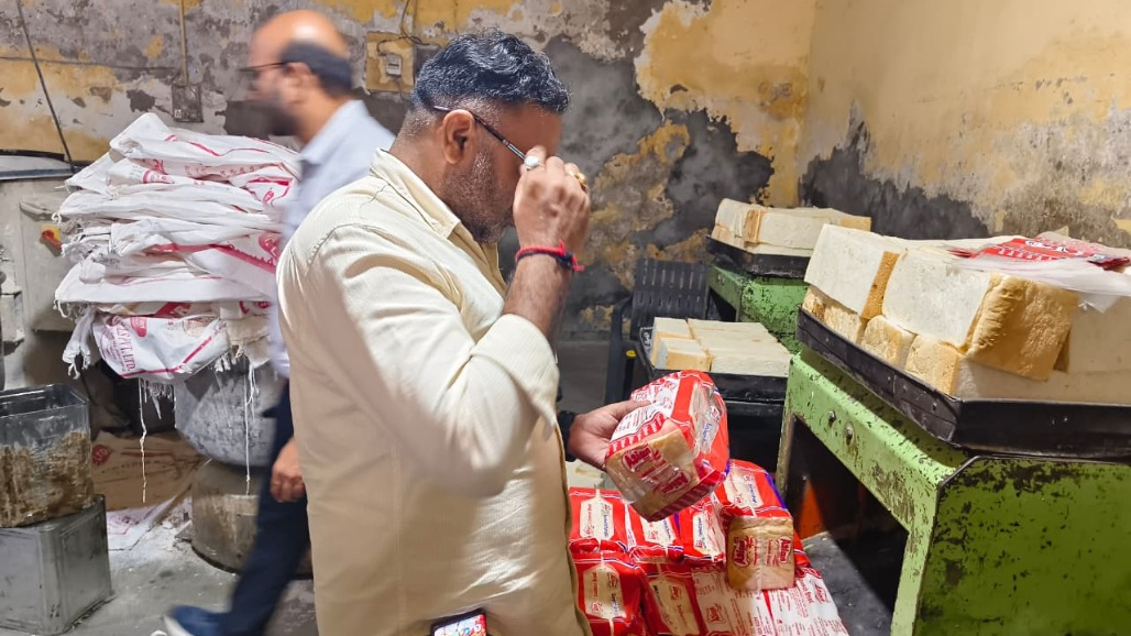 5,700 Kg Flour, Sugar Seized From Unhygienic Bakery in Ahmedabad; 458 Kg Spices Detained in AMC Food Safety Drive