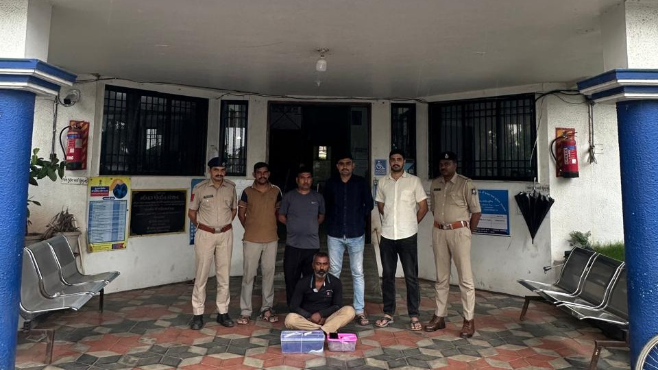Police Seize 152 Grams of Cannabis at Valsad's Bhilad Checkpost in Major Interception