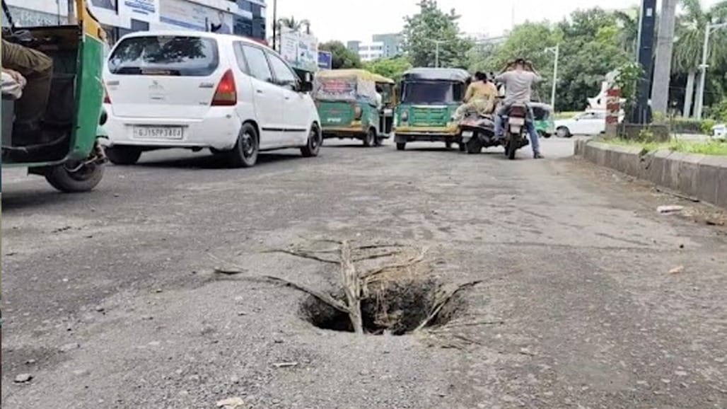 વડોદરાના નટુભાઈ સર્કલ પાસે પેચવર્કની કામગીરી સામે સવાલો