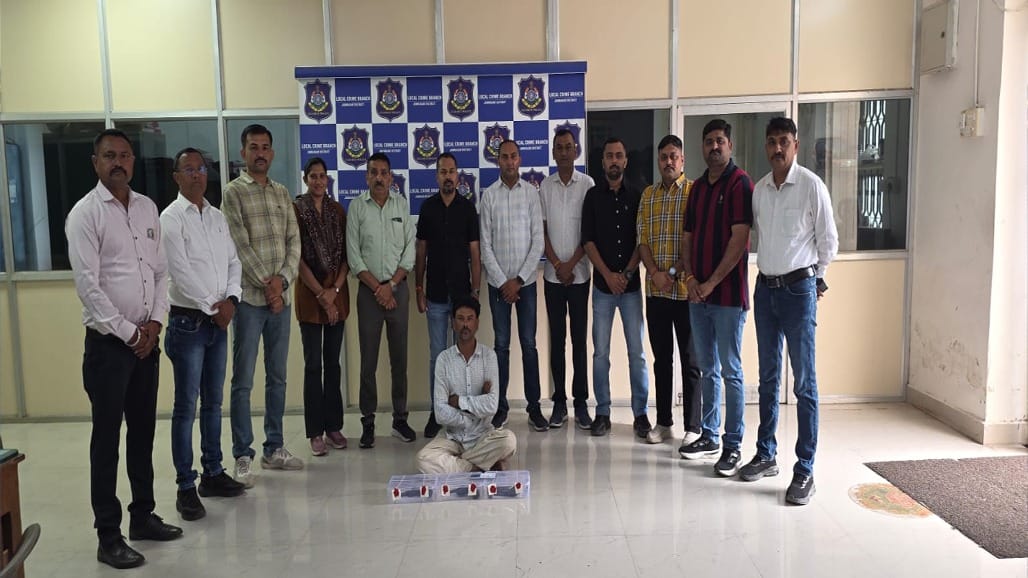 જામનગર LCBનો મોડી રાત્રે દરોડો: 3 દેશી હથિયાર અને 7 જીવતા કારતૂસ મળ્યા