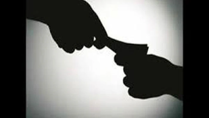 Ahmedabad Constable Caught Taking ₹6,000 Bribe as Bootlegger Alleges Monthly Payoff Demand