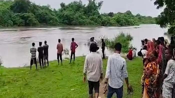 વડોદરાના પાદરામાં દાદાની નજરો સામે મગર 12 વર્ષની કિશોરીને ખેંચી ગયો, ફાયર બ્રિગેડ ઘટનાસ્થળે