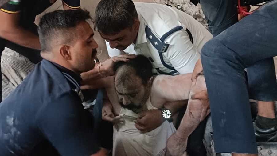 Jamnagar Roof Collapse Traps Family of Three; Fire Brigade Pulls All Out Alive