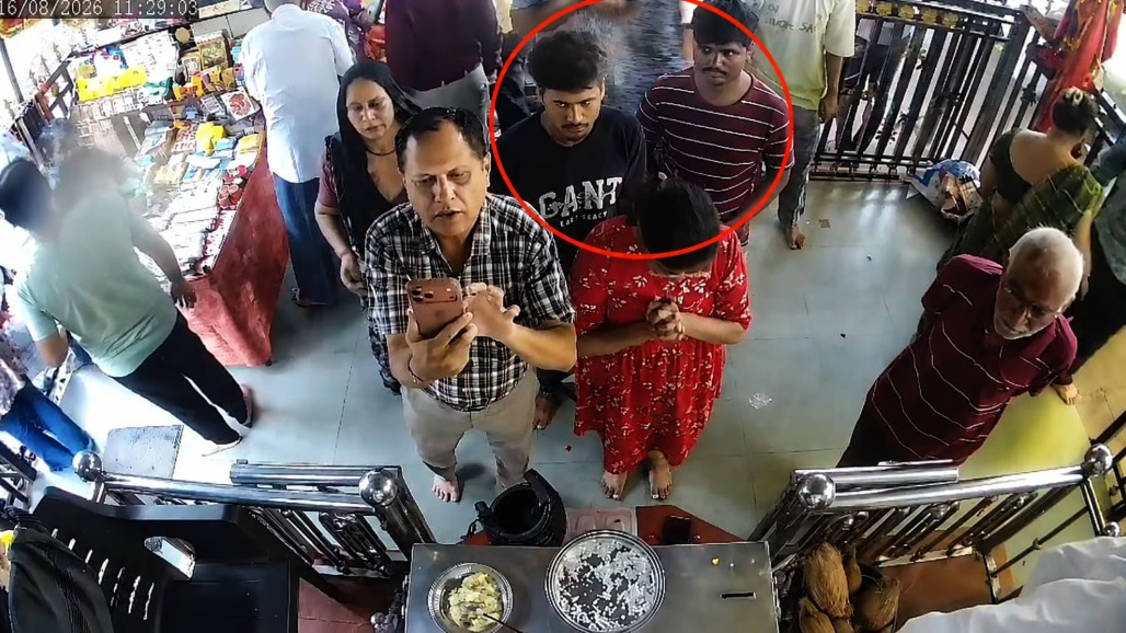 ₹1.23 Lakh iPhone Stolen From Retired Man’s Pocket While Praying at Lal Darwaja Temple