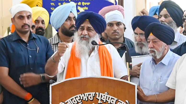 Shiromani Akali Dal Chief Sukhbir Singh Badal Attacked With Sharp Weapon Inside Nanded Gurdwara, Suffers Hand Injury