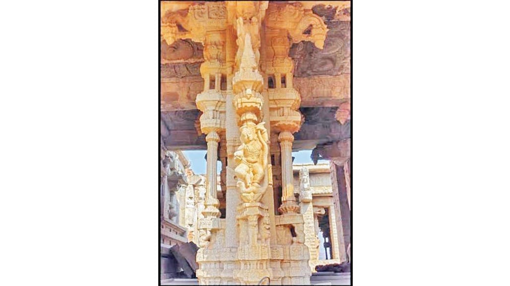 રથકલાધારી વિઠ્ઠલમંદિર અને વિરુપાક્ષ મંદિર: એક કલાત્મક સંગમ