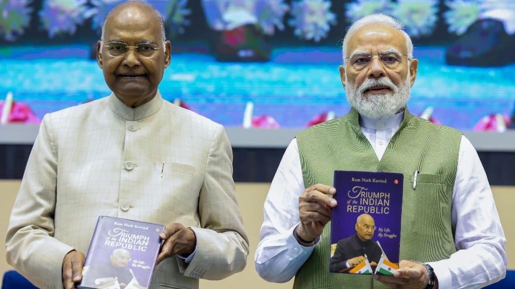 વડાપ્રધાન મોદીએ રામનાથ કોવિંદની આત્મકથા "Triumph of the Indian Republic" નું વિમોચન કર્યું.