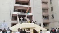 Man Attempts Self-Immolation Outside Ahmedabad Metro Court Amid Maintenance Case Dispute Man Attempts Self-Immolation Outside Ahmedabad Metro Court Amid Maintenance Case Dispute