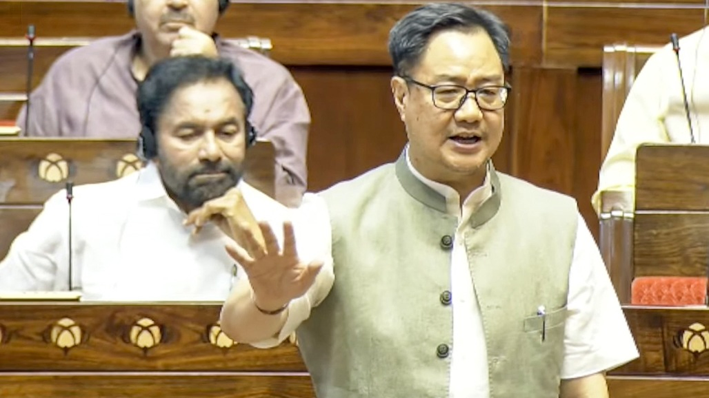 'ગૃહમંત્રીને જણાવો વિપક્ષની માગ...', હોબાળા વચ્ચે કિરેન રિજિજુને રાજ્યસભા ચેરમેનનો નિર્દેશ
