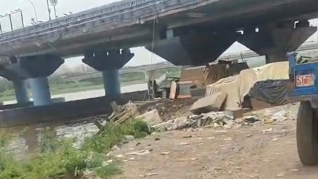 Tapi Riverbank Turns Into Dumping Ground? Debris Dumped Near Flood Gate at Makkai Bridge