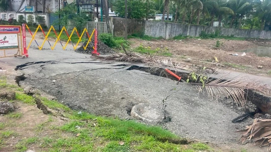 Sinkhole opens up on newly built Vesu Canal Road in Surat, raises fresh concerns over road quality