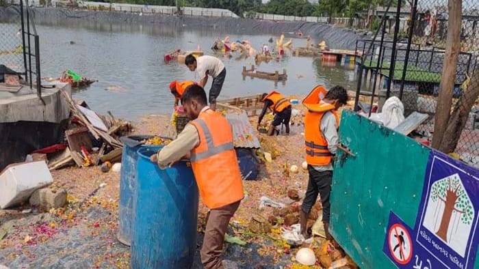 ગણેશ વિસર્જન બાદ વડોદરાના તળાવોમાં સફાઈ અભિયાન