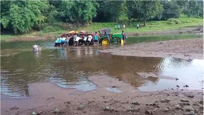 No Cremation Ground, No Road: Valsad Villagers Struggle to Carry Bodies for Last Rites