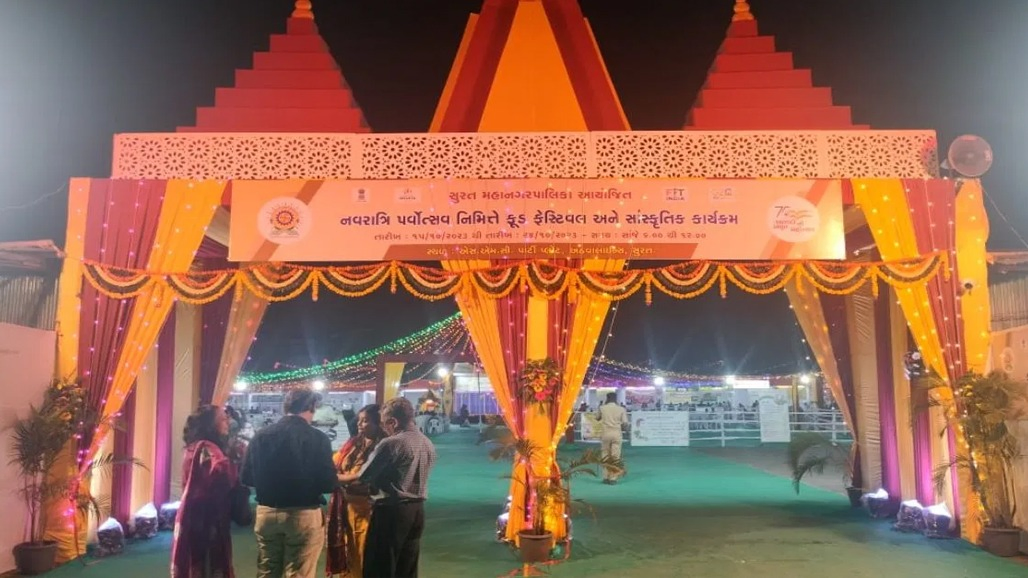 ખાણી પીણીના શોખીન સુરતીઓ માટે નવરાત્રિ પર્વમાં ખાણી-પીણીનો રસથાળ : નવરાત્રીમાં અઠવા પાર્ટી પ્લોટ ખાતે ફૂડ ફેસ્ટિવલનું આયોજન