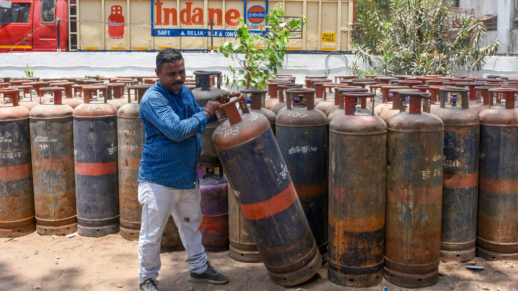 સપ્ટેમ્બરના પહેલા જ દિવસે LPG સિલિન્ડરના ભાવમાં વધારો: કોમર્શિયલ સિલિન્ડર મોંઘો થયો, ઘરેલુ ગ્રાહકોને રાહત