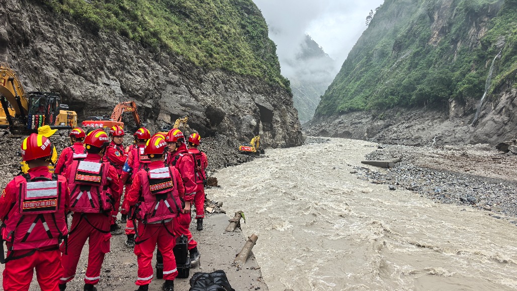 CHINA NEPAL FLOOD GLACIAR.JPG
