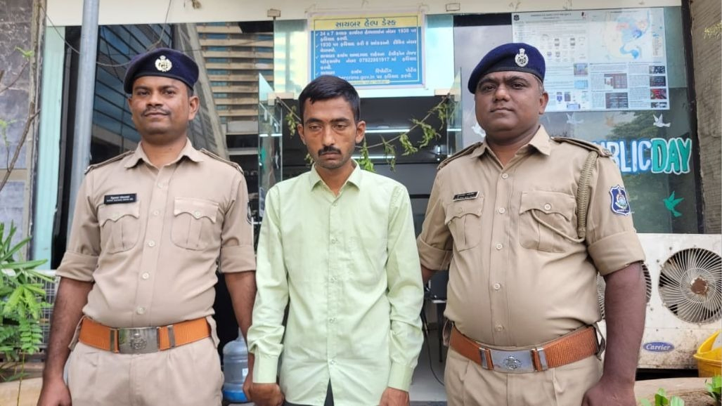 'ધાર્મિક કામમાં પૈસા આપવા છે?', પાલડી ઉપાશ્રયના નામે સેટેલાઇટના વૃદ્ધ વેપારી પાસેથી રૂ.21.79 લાખ પડાવ્યા
