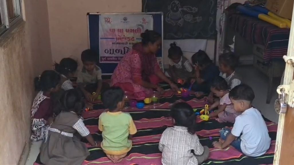 છોટા ઉદેપુર: નસવાડીના પંખાડા ગામે ચાર વર્ષથી આંગણવાડીનું મકાન જ નથી, બાળકો પંચાયતના નાના રૂમમાં બેસવા મજબૂર