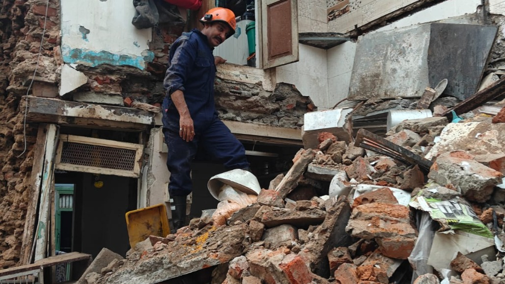 Tragic Collapse In Ahmedabad: 80-Year-Old House Crumbles In Khadia, One Dead And Three Injured