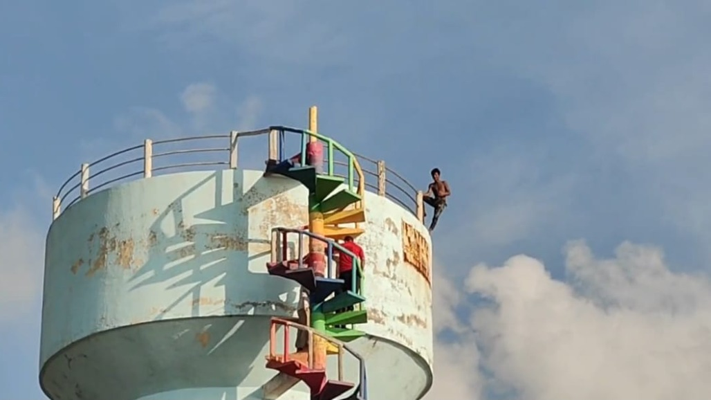 Drunk Youth Climbs Water Tank in Daman After an Argument, Firefighters Carry Out Rescue