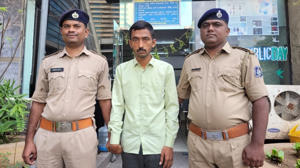 Ahmedabad Man Duped of ₹21.79 Lakh in Fake Religious Donation Scam; Complaint Filed Against Mahudi Resident