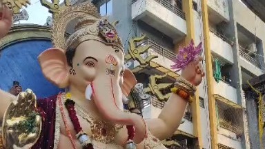 ‘Bappa, Please Forgive Us’: Surat Youths Do 'Sit-Ups' Before Ganpati Visarjan