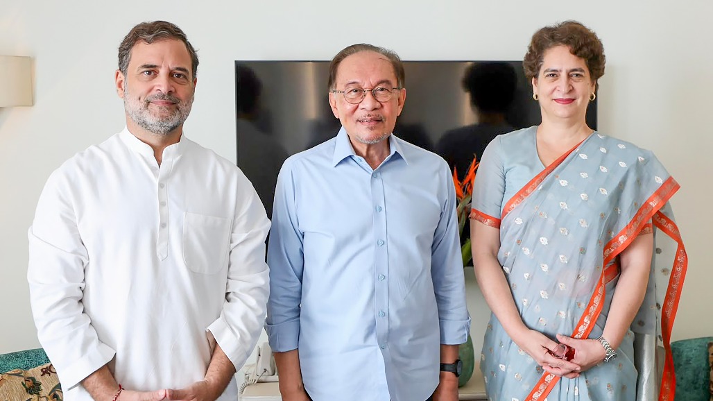 Rahul Gandhi with Malaysian Prime Minister Anwar Ibrahim-2.jpg
