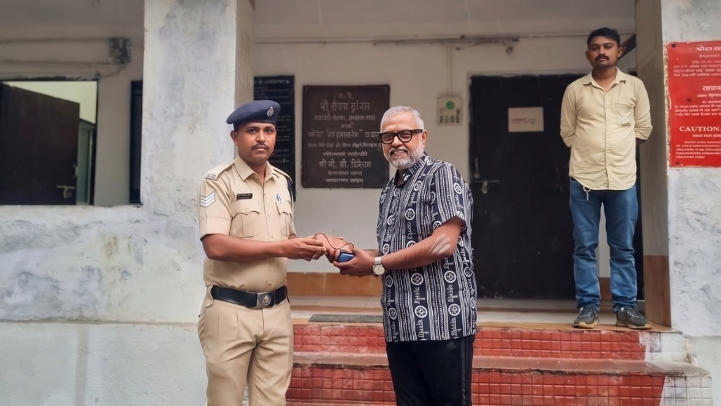 ₹1.28 Lakh Meta Glasses Left On Train Recovered and Returned to Passenger By Veraval RPF