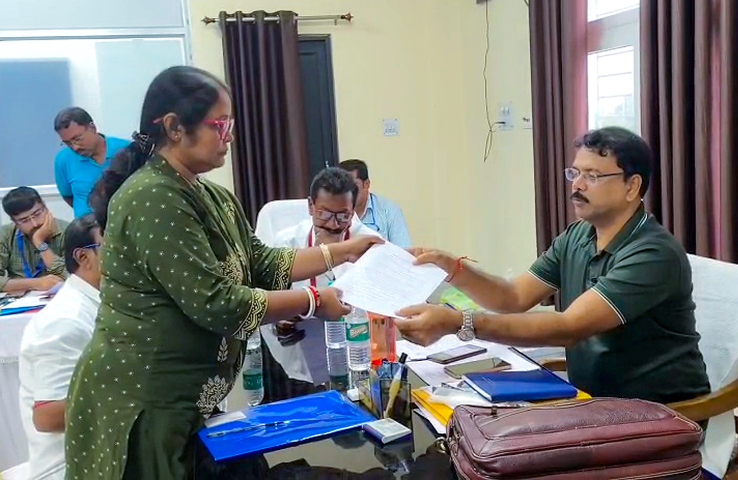 મમતા જૂથ સાથે ખેલા!, નંદીગ્રામ પેટાચૂંટણીમાં TMCના ઉમેદવારે નામ પાછું ખેંચ્યું 1