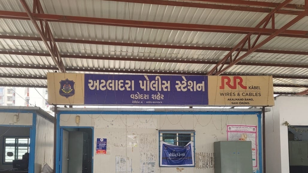 વડોદરાના કલાલી બિલ રોડ પર મહિલાનો અછોડો તોડી લૂંટારાઓ ફરાર