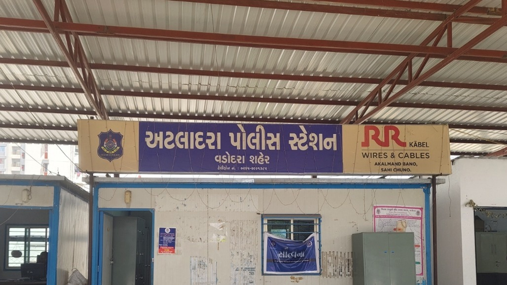 કલાલી બિલ રોડ ધોળે દહાડે દીકરીને સ્કૂલેથી લઇને ઘરે જતી મહિલાનો અછોડો તોડી લૂંટારાઓ ફરાર
