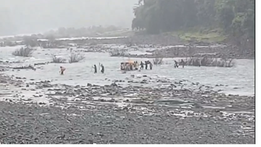 Tribal Villagers Wade Through Waist-Deep River With Dead Body for Last Rites in Gujarat’s Valsad