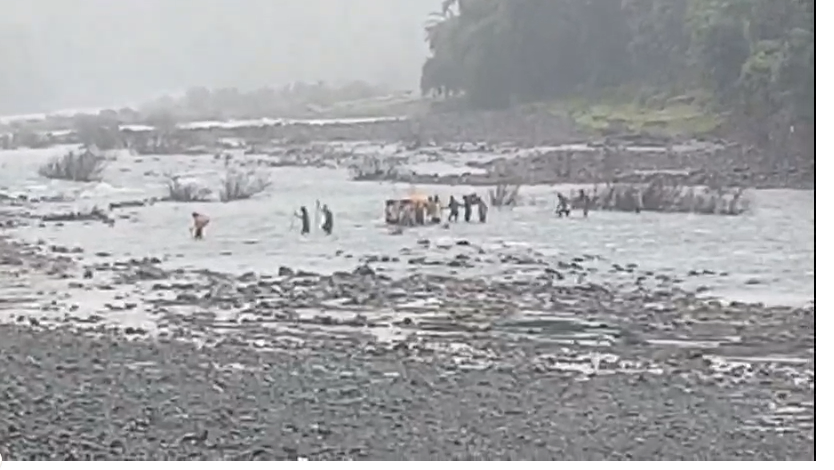 Tribal Villagers Wade Through Waist-Deep River With Dead Body for Last Rites in Gujarat’s Valsad