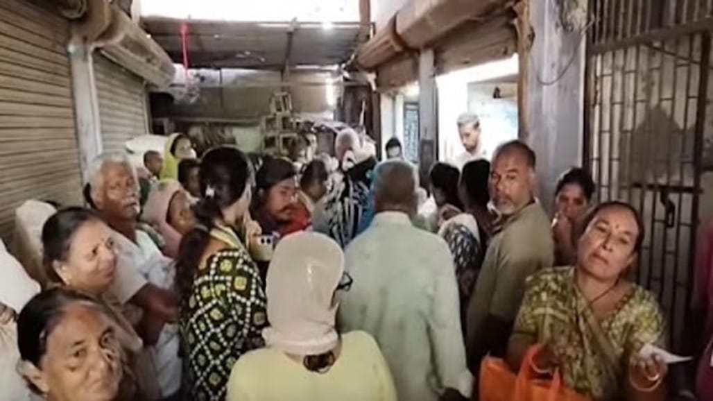 વડોદરામાં સસ્તા અનાજની દુકાનમાં અનાજ ન મળતાં લાભાર્થીઓ અને સંચાલક વચ્ચે ભારે રકઝક