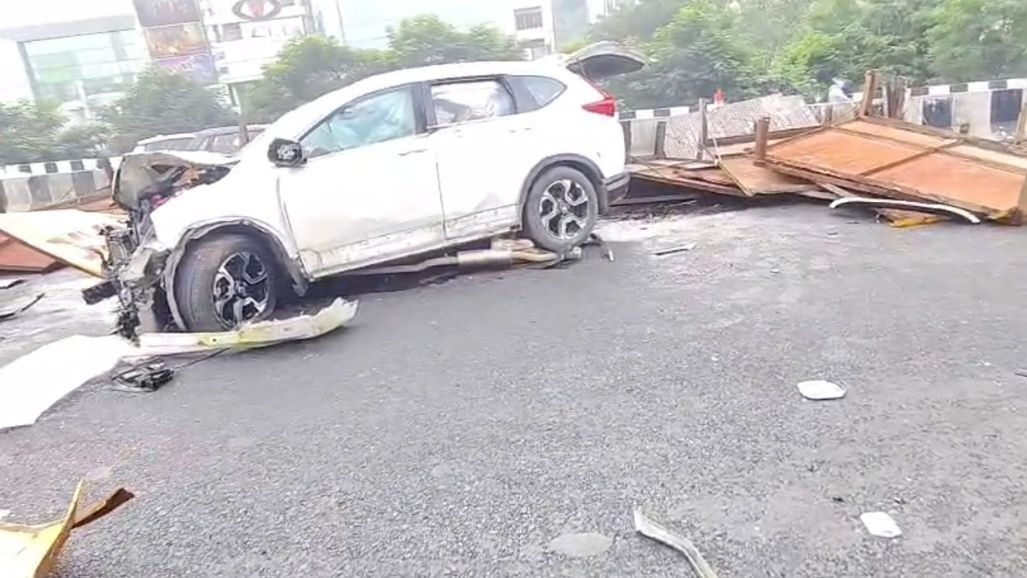 Speeding Car Crashes into Diversion Barricade on Ahmedabad’s ISKCON Bridge