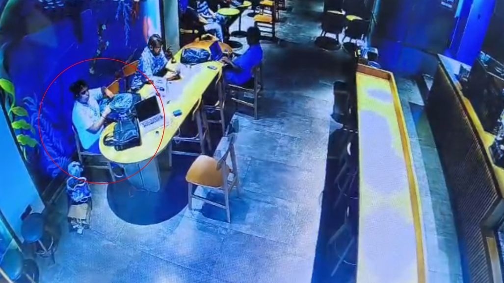 CCTV Captures Woman Stealing Wallet at Ahmedabad Coffee Shop, ₹27,000 Credit Card Purchases Made