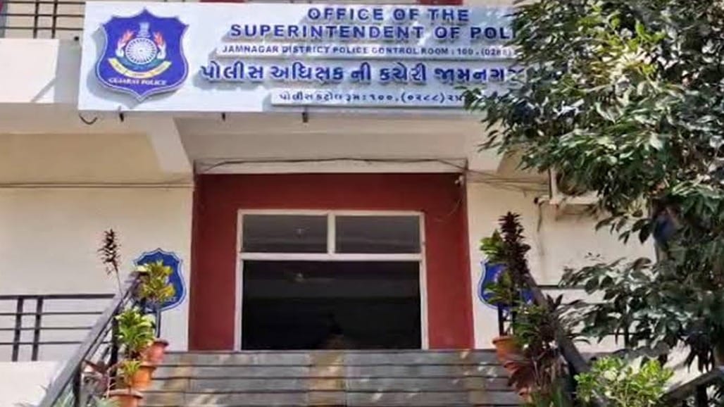 જામનગરના 112ના બે પોલીસ જવાનો જુગારના દરોડા દરમિયાન તોડ કરવા બદલ સસ્પેન્ડ.