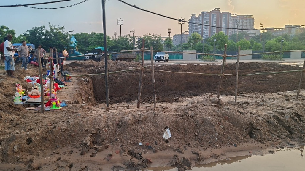 Civic Mismanagement in Ahmedabad: Devotees Left Furious as Unfinished Sabarmati Riverfront Immersion Pits Force Idols onto Dirt