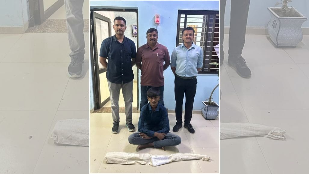સાવરકુંડલાના ભૂવા ગામમાં દેશી બનાવટની બંદૂક સાથે યુવક ઝડપાયો