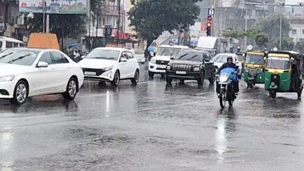ભાદરવામાં ફરી વરસાદી માહોલ જામ્યો : સવારથી વડોદરા શહેર-જિલ્લામાં છૂટોછવાયો વરસાદ, નીચાણવાળા વિસ્તારોમાં પાણી ભરાતાં વાહનચાલકો પરેશાન