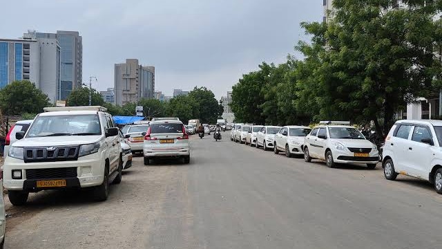Auto and Taxi Operators End Gandhinagar Demonstration as Govt Assures Action on White-Plate Taxis and Fare Revision