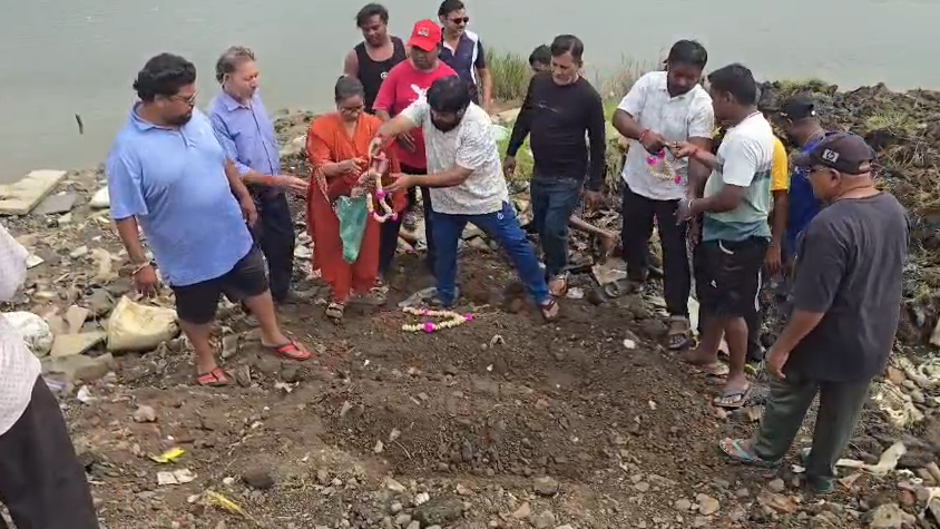 Valsad Residents Protest Poor Ganesh Immersion Arrangements, Dig Up Ground At Auranga River Site