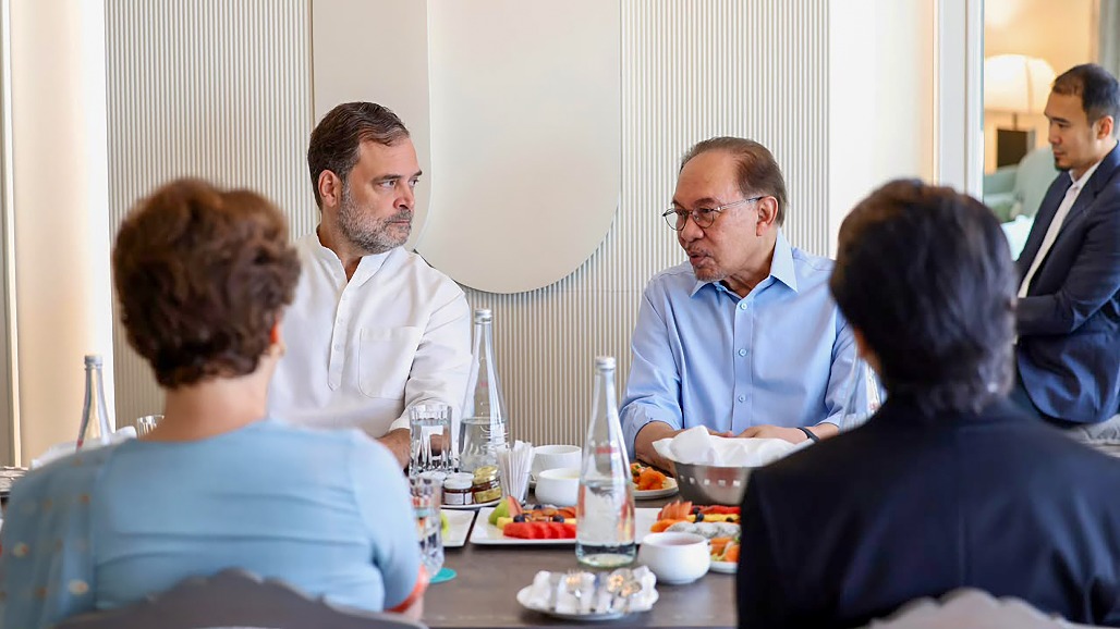 Rahul Gandhi with Malaysian Prime Minister Anwar Ibrahim-1.jpg