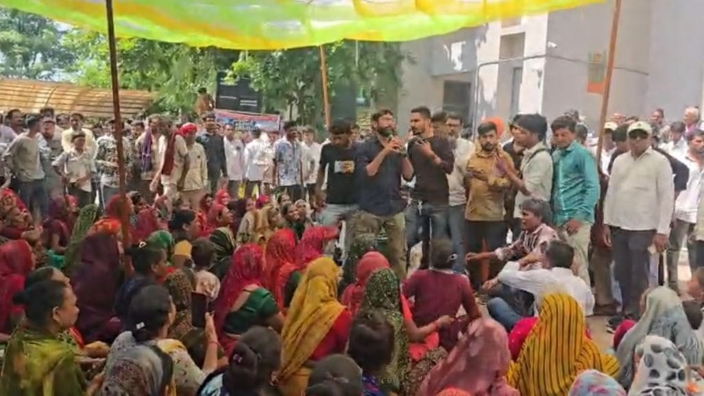 ધોળકામાં ખેડૂતોનો ઉગ્ર વિરોધ: પ્રાંત અધિકારીના જવાબથી અસંતોષ, હવે કલેક્ટરને મળવા પહોંચ્યા.