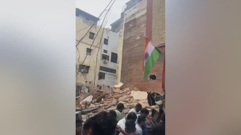 Disaster in Satya Niketan: Building Collapses in South Delhi, Many Feared Trapped Under Rubble