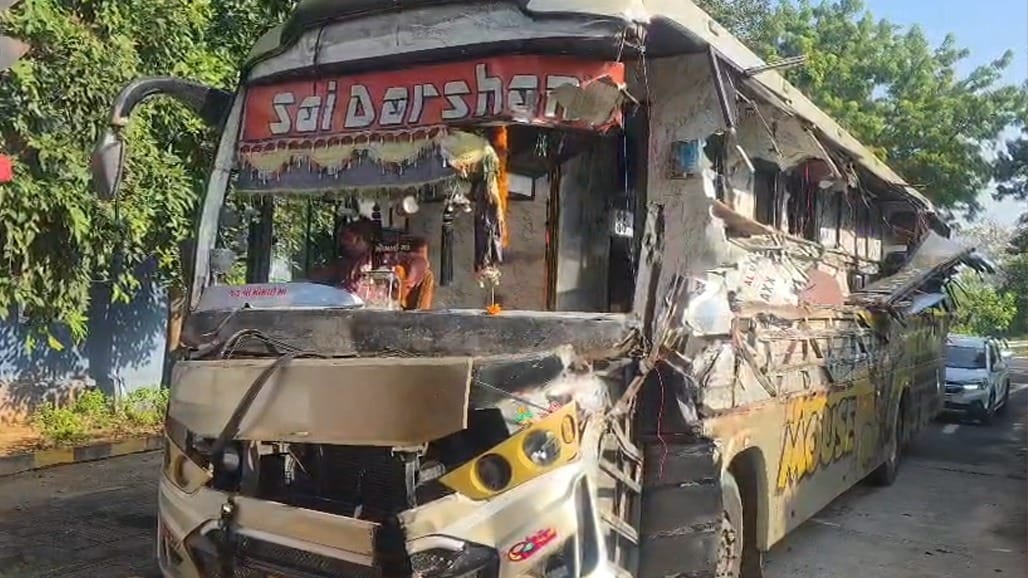અમદાવાદ-વડોદરા એક્સપ્રેસ વે પર ભયાનક અકસ્માત: રાજસ્થાન જતી બસના 5 મુસાફરોના મોત